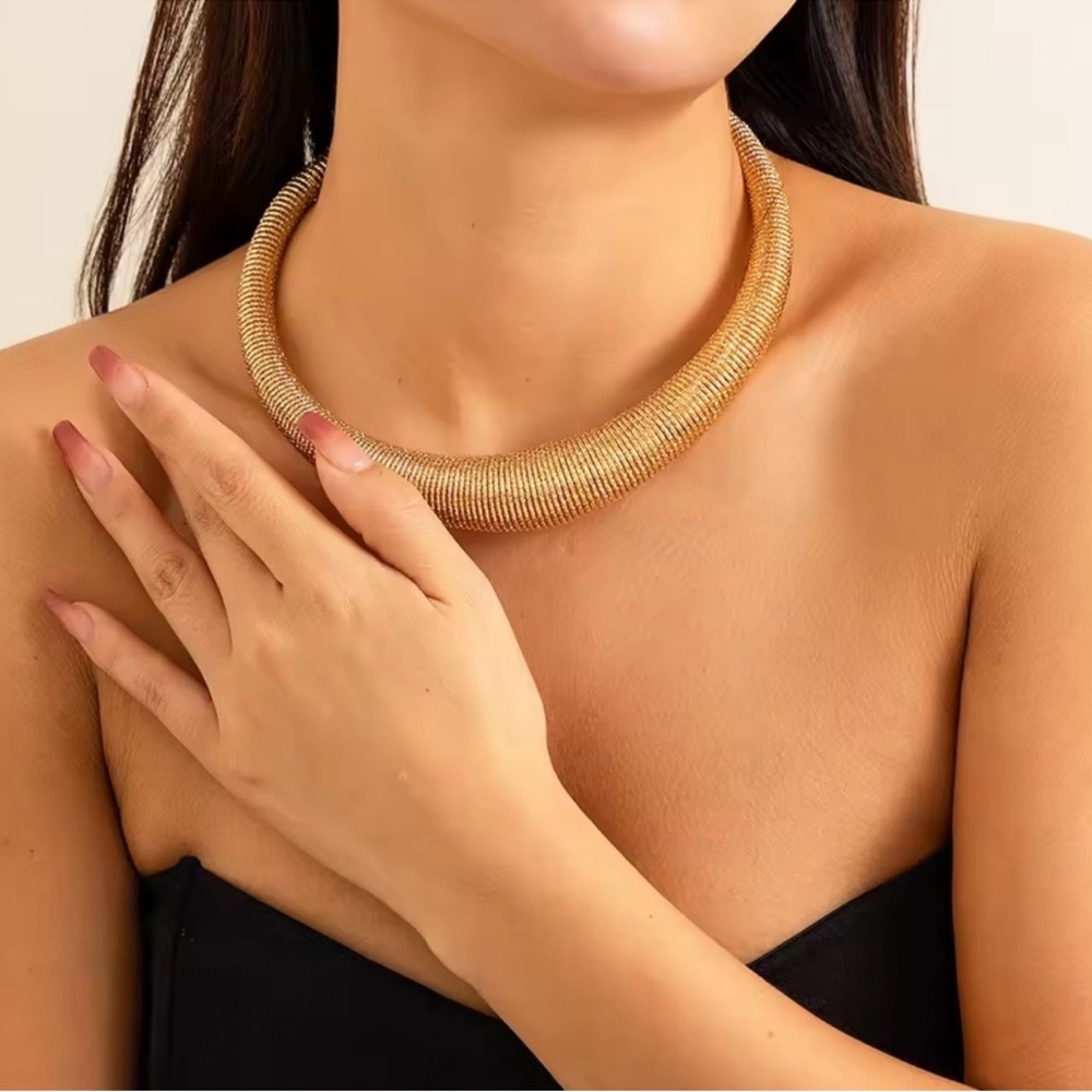 New! Gold Chunky Choker Necklace (9562) NWOT